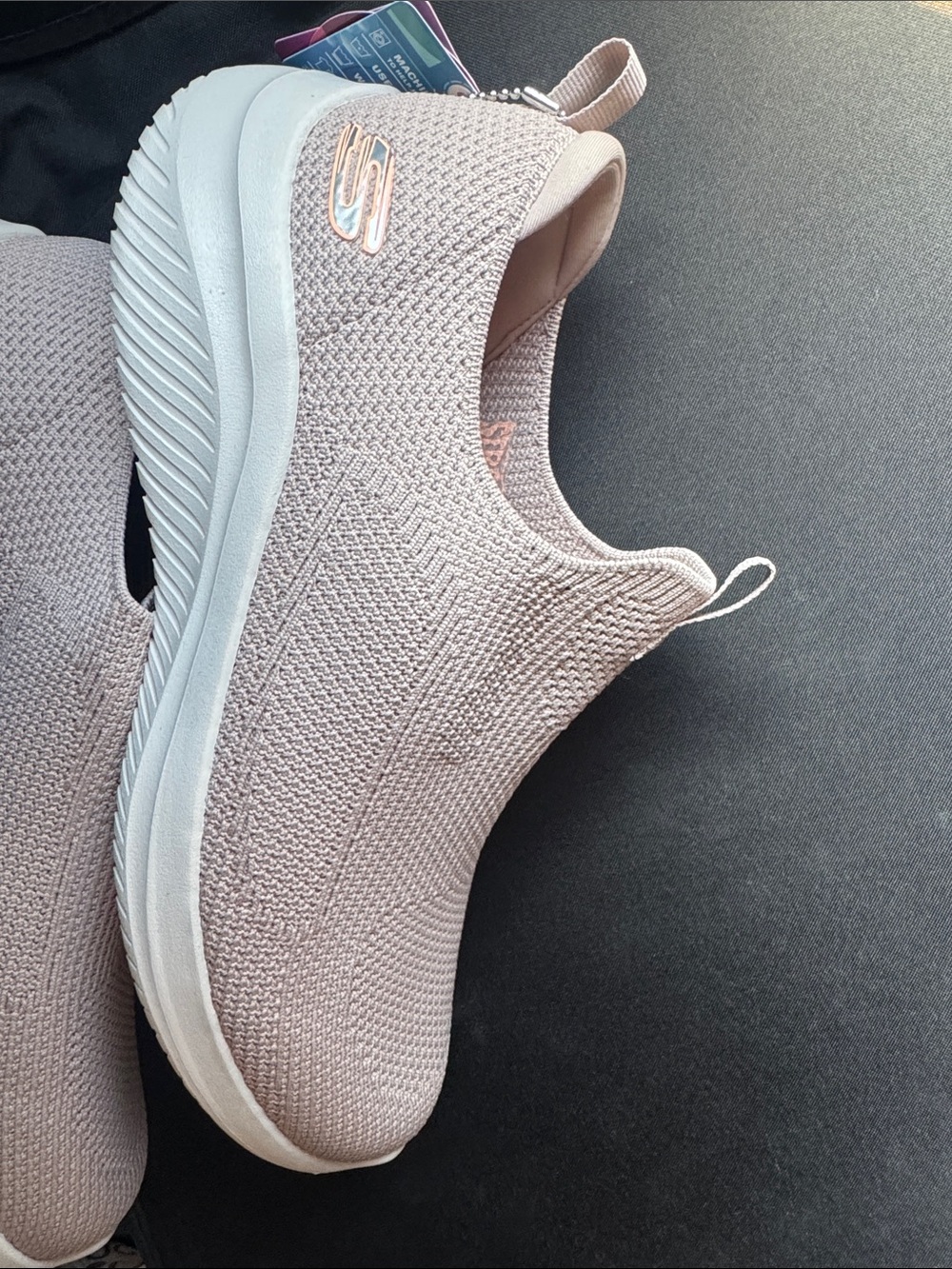 Skechers Women's Slip-On Knit Sneaker in Blush Pink NEW WITH TAGS